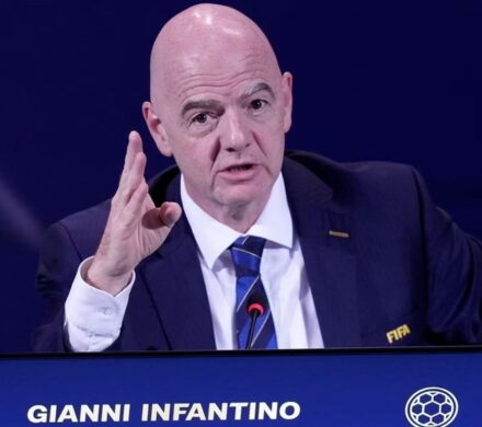 مداخله اینفانتینو برای جلوگیری از افشاگری مجری مراسم قرعه‌کشی جام جهانی+عکس