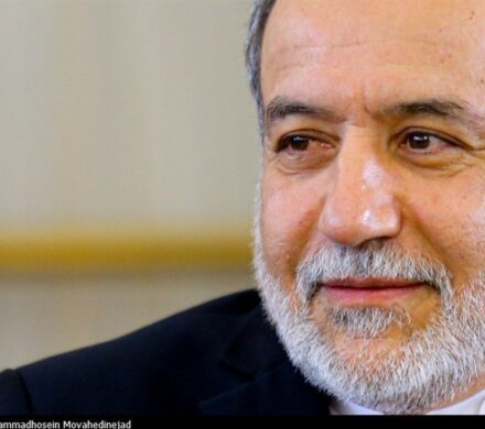 عراقچی: توپ در زمین آمریکاست؛ اگر رویکردشان را عوض کنند، ما آماده‌ایم