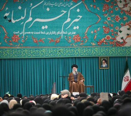 امام خامنهای: زن، کارگزار خانه نیست، مدیر است