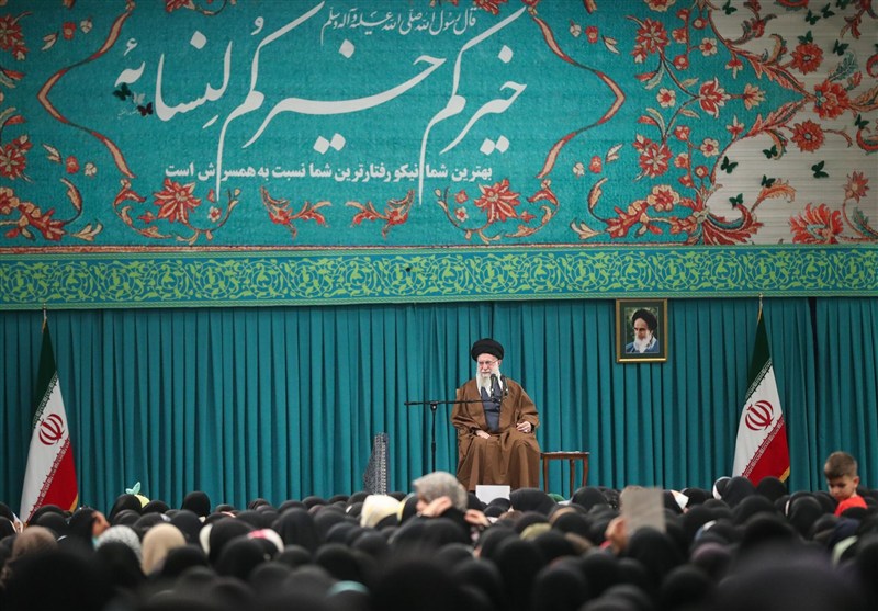 امام خامنه‌ای: زن، کارگزار خانه نیست، مدیر است