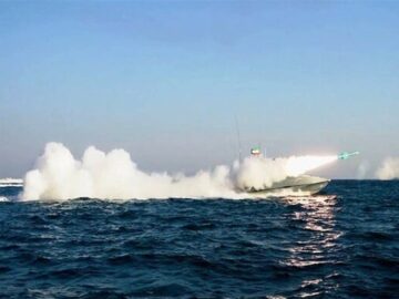 شلیک همزمان موشک‌های بالستیک و کروز سپاه در رزمایش اقتدار