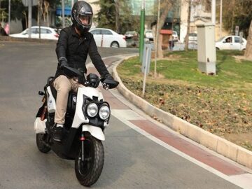 راکبان موتورسیکلت‌های برقی باید گواهینامه داشته باشند