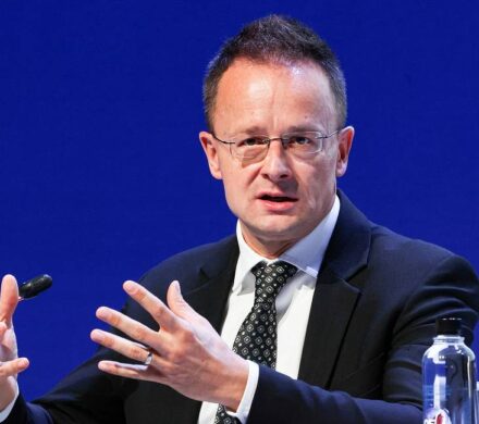 سیارتو: اروپا مانع از دستیابی اوکراین به توافق صلح با روسیه میشود