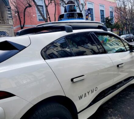 وایمو رفتار خودروهای خودرانش در اطراف سرویس مدارس را کنترل می کند