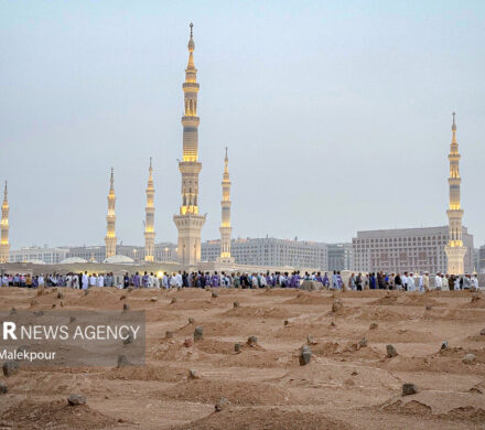 زیارت بی پیرایه و عاشقانه دانشجویان عمره گذار در بقیع