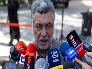 انتقاد وزیر بهداشت به افرادی که کنکور پزشکی را دور می‌زنند