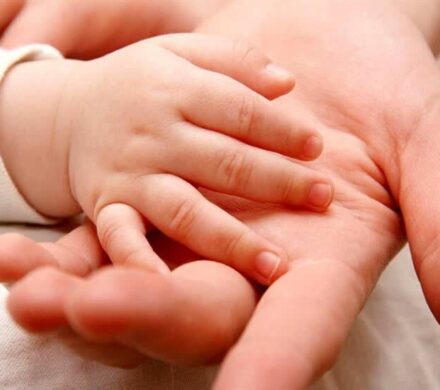 نوزاد عجول در محوطه بیمارستان ثامنالحجج (ع) آران وبیدگل متولد شد