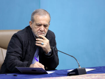 رئیس‌جمهور: با چاپ پول و وعده‌های بی‌پشتوانه تورم درست نمی‌کنیم