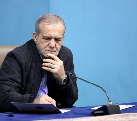 رئیس‌جمهور: با چاپ پول و وعده‌های بی‌پشتوانه تورم درست نمی‌کنیم