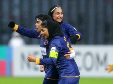 خاتون بم با شکست سپاهان در اصفهان صدرنشین ماند