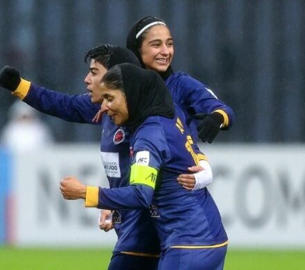 خاتون بم با شکست سپاهان در اصفهان صدرنشین ماند