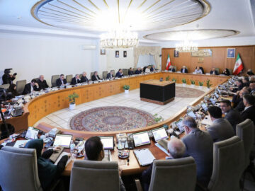 سیاستِ تعویق: روایتی از حکمرانی در حالت تعلیق و تصمیم‌گریزی