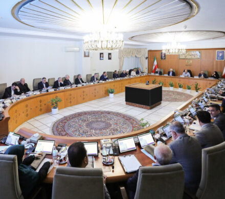 سیاستِ تعویق: روایتی از حکمرانی در حالت تعلیق و تصمیم‌گریزی