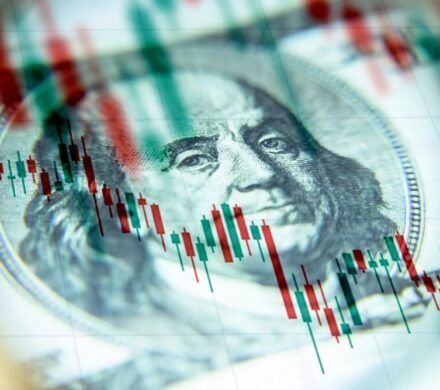 دهن‌کجی قیمت دلار رسمی به بازار آزاد؛ دلار بانک مرکزی ۴۶۰ تومان ریخت