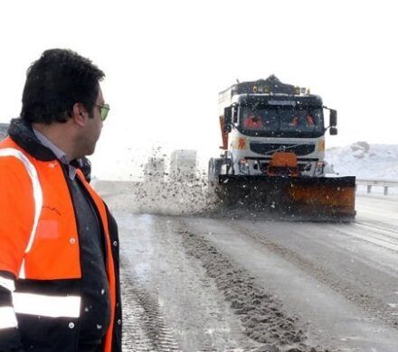بارش برف در گردنه سربیژن ساردوئیه آغاز شد؛ رانندگان احتیاط کنند