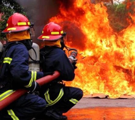 مهار آتشسوزی سه خودرو در چهارراه نخل ناخدا بندرعباس