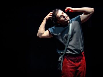 گذر از بازیگری به سوی اجراگری؛ خاطراتی که زمان و مکان را دگرگون می‌کند