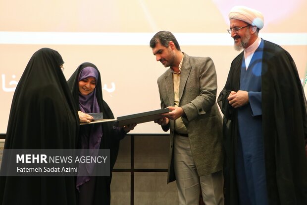 گردهمایی مادران و همسران شهدای قمی