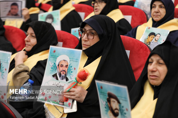 گردهمایی مادران و همسران شهدای قمی