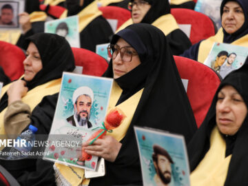 گردهمایی مادران و همسران شهدای قمی