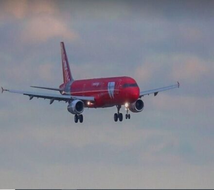 نجات ۴۲۵ سرنشین؛ فرود اضطراری بوئینگ ۷۷۷ در روسیه پس از آتش‌سوزی موتور