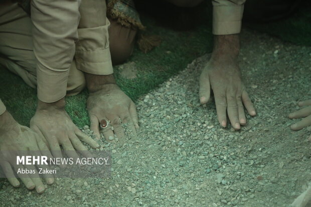 تشییع و تدفین پیکر شهید گمنام هشت سال دفاع مقدس در هشتبندی