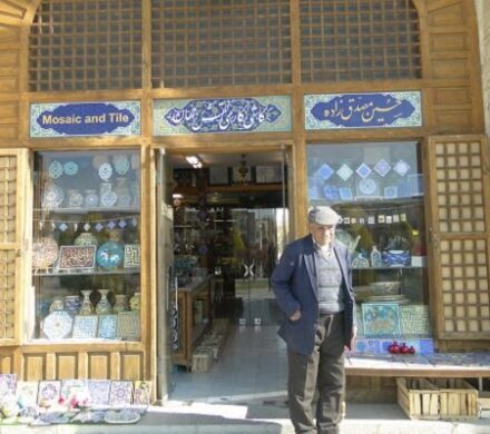 مغازه استاد حسین مصدق‌زاده در میدان نقش جهان پس از درگذشت وی