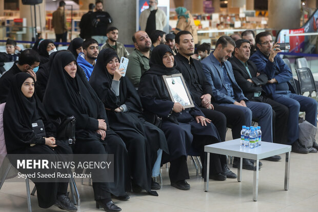 مراسم رونمایی از کتاب «حواسم هست»