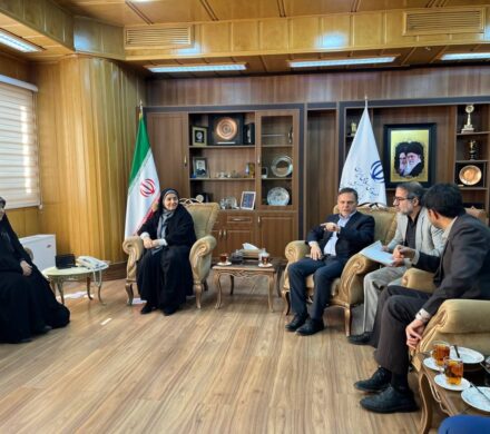 وزیر راه و شهرسازی از خانواده سه شهید زنجانی تجلیل کرد