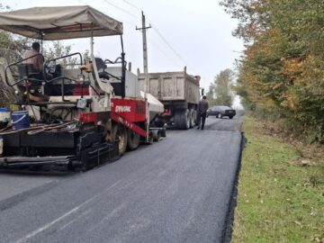 عملیات روکش آسفالت محور روستایی سلکی‌سر – عزیزکیان رشت اجرا شد
