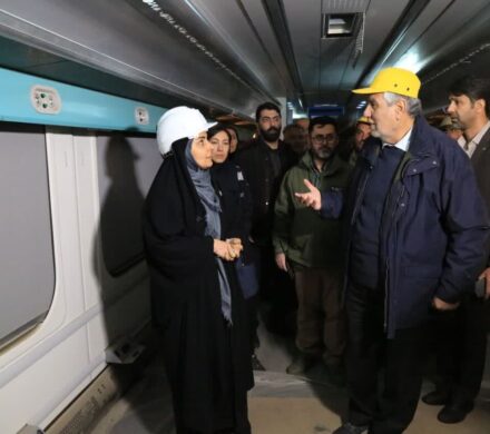 وزیر راه و شهرسازی از خطوط تولید واگن سازی در زنجان بازدید کرد