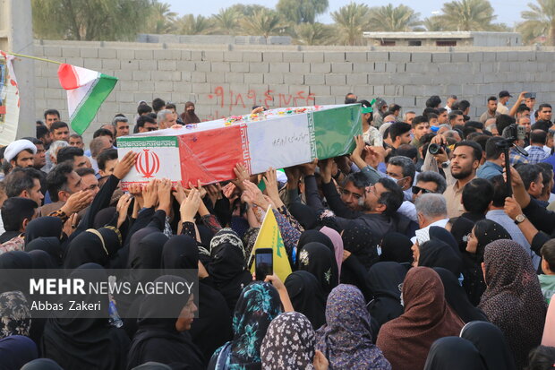 تشییع و تدفین پیکر شهید گمنام هشت سال دفاع مقدس در کرمون