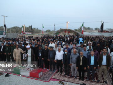 تدفین پیکر شهید گمنام هشت سال دفاع مقدس در روستای کرمون بندرعباس