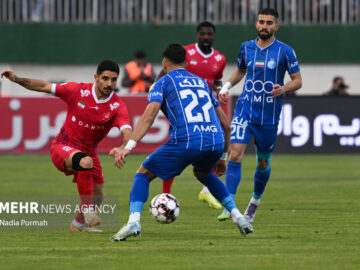 حضور هواداران دو تیم استقلال و پرسپولیس بیرون ورزشگاه امام خمینی اراک