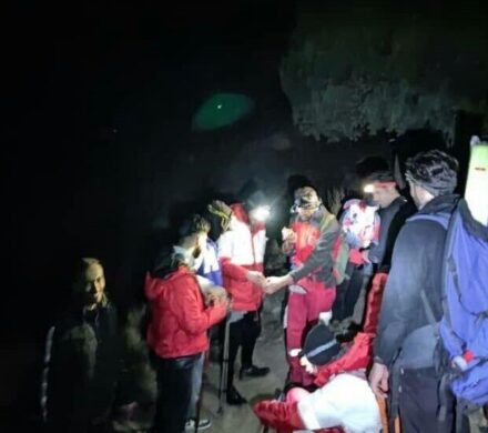 امدادگران البرز در جستوجوی ۱۲ نفر گرفتار در کوهستان