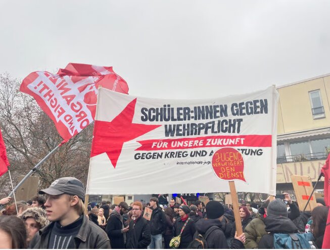 تظاهرات گسترده دانش‌آموزان آلمانی در اعتراض به بازگشت سربازی اجباری