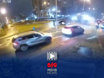 حادثه عجیب در رومانی؛ مرسدس بنز از روی دو خودرو پرید