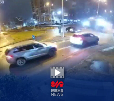 حادثه عجیب در رومانی؛ مرسدس بنز از روی دو خودرو پرید