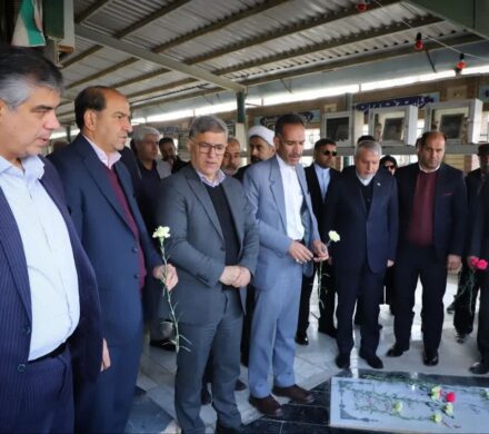 وزیر میراث فرهنگی در خمین به مقام شامخ شهدا ادای احترام کرد