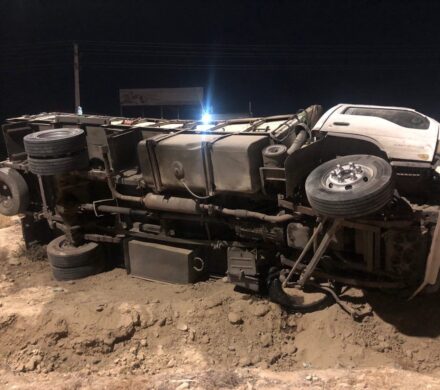 مبتکر:کامیون ایسوزو به دلیل خستگی و خوابآلودگی راننده واژگون شد