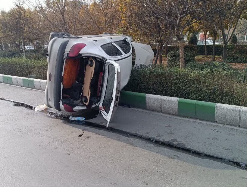 باخدا:واژگونی خودرو در بزرگراه پیامبر اعظم مشهد یک مصدوم برجا گذاشت