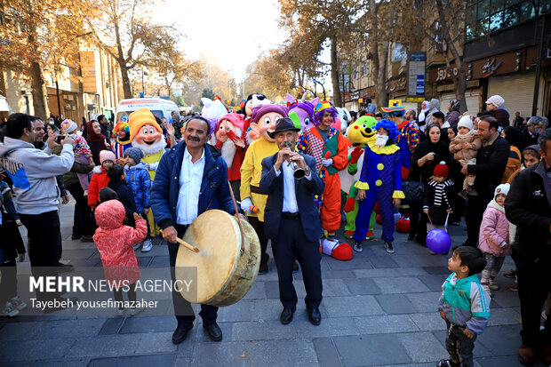 آیین افتتاحیه ۳۰امین جشنواره بین‌المللی تئاتر کودک و نوجوان همدان