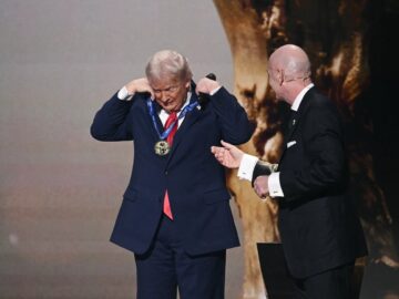 از نوبل تا آب‌نبات سیاسی؛ چرا فیفا جایزه صلح را برای ترامپ اختراع کرد؟