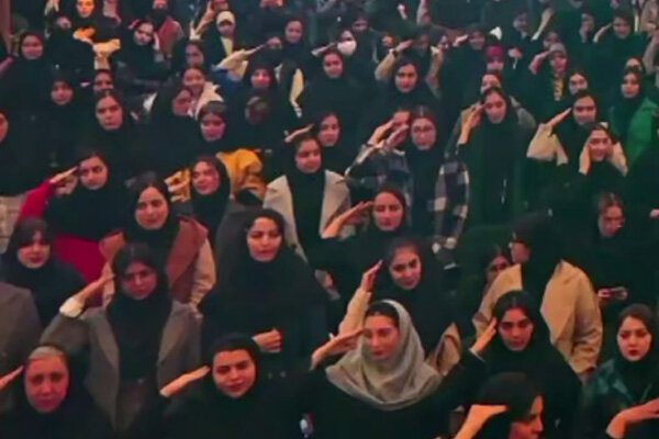 ادای احترام دانشجویان دانشگاه آزاد اسلامی به شهدای جنگ دوازده‌روزه