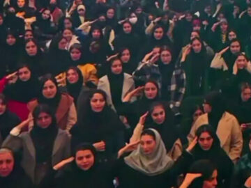 ادای احترام دانشجویان دانشگاه آزاد اسلامی به شهدای جنگ دوازدهروزه