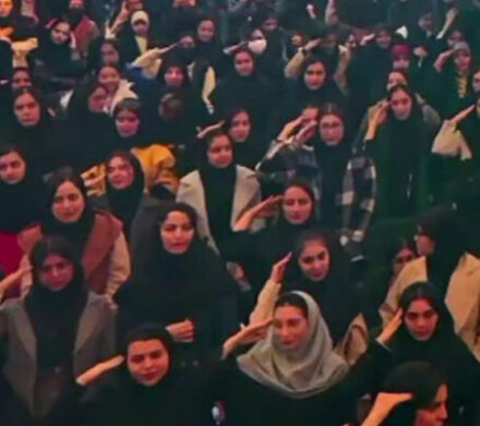 ادای احترام دانشجویان دانشگاه آزاد اسلامی به شهدای جنگ دوازدهروزه