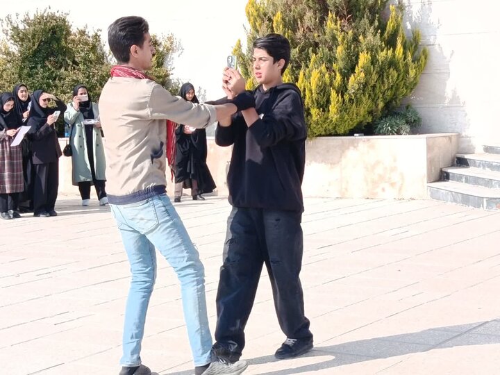 روایت ایستادگی مردم با اجرای نمایش خیابانی «در حوالی تجریش»