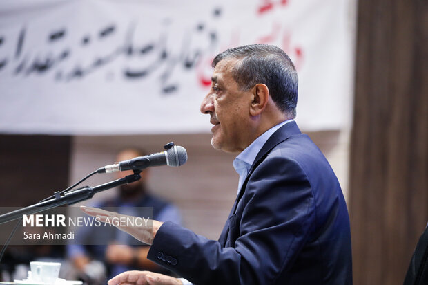 نشست صمیمانه دانشجویان با معاون اجرایی رئیس‌جمهور در دانشگاه علوم پزشکی مشهد