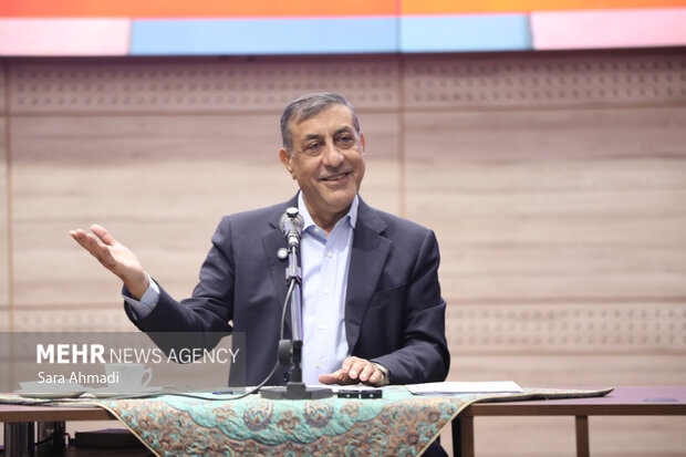 نشست صمیمانه دانشجویان با معاون اجرایی رئیس‌جمهور در دانشگاه علوم پزشکی مشهد