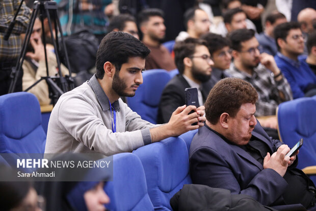 نشست صمیمانه دانشجویان با معاون اجرایی رئیس‌جمهور در دانشگاه علوم پزشکی مشهد